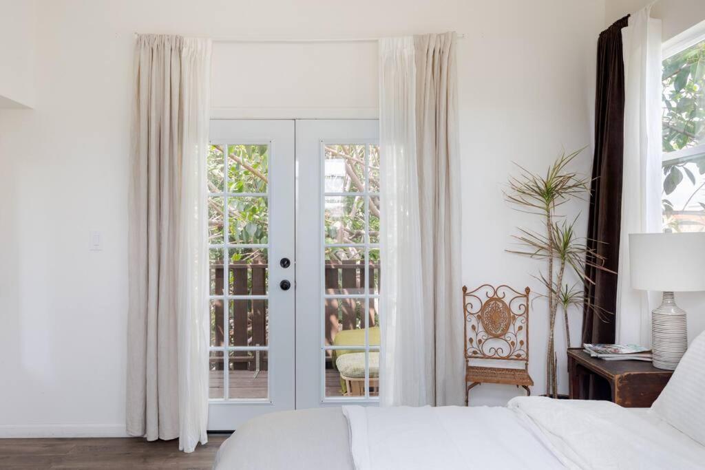 Take It Easy On The Porch In A Hollywood Hideaway Los Ángeles